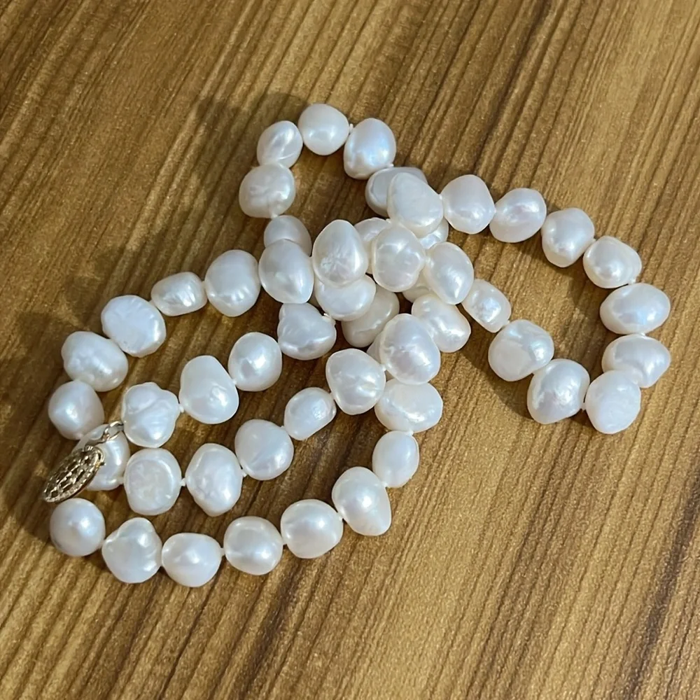 Elegant White Pearl Necklace - Picture 8 of 9